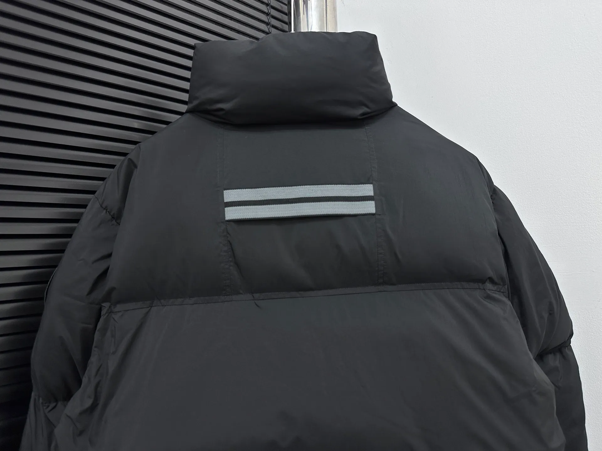 P840 【Canada gooes】Large Goose Sleeve Stand Collar Down Jacket Lawrence down jacket provides basic protection for daily adventures. Delicately soft fabric, this is a water-repellent fabric that is soft to the touch yet durable. Filled with extremely fluffy white duck down. This piece has a quilted body and structured down. Padded collar and reflective double-stripe grip tape. Extended hem and tucked-in inner rib-knit cuffs. Size: XS-2XL